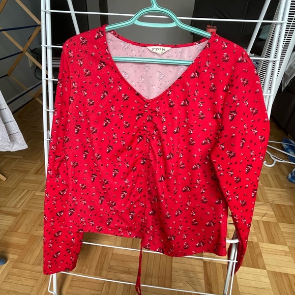 Red shirt with adjustable cover - Picture 2 of 4